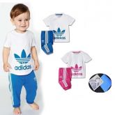 Conjunto de roupas Adidas, nas cores azul ou rosa.