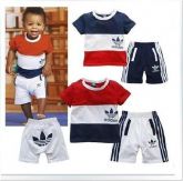 Conjunto de roupas Adidas, nas cores azul marinho ou branco.